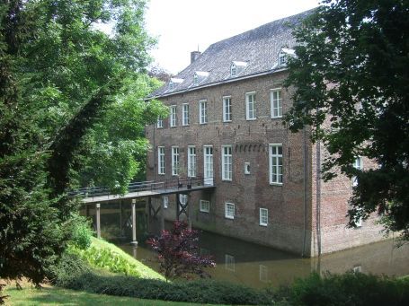 Bergen : Kasteel Well, Rückseite der Hauptburg und innerer Wassergraben